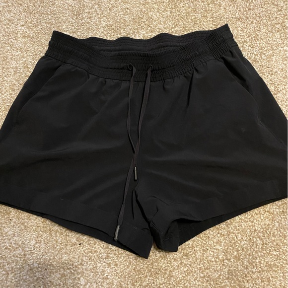 Lululemon Shorts Size 8 - Picture 2 of 2